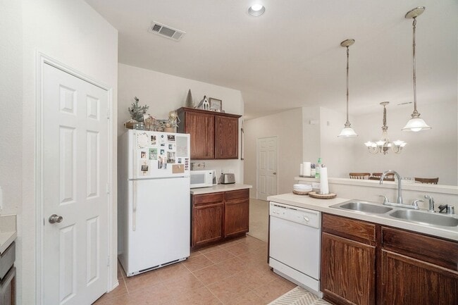 Building Photo - 1327 Primrose Dr