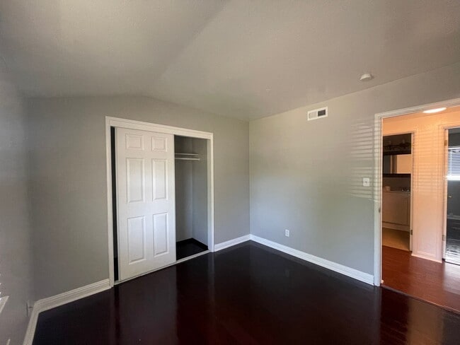 Building Photo - Beautiful Three Bedroom Two Bathroom Home
