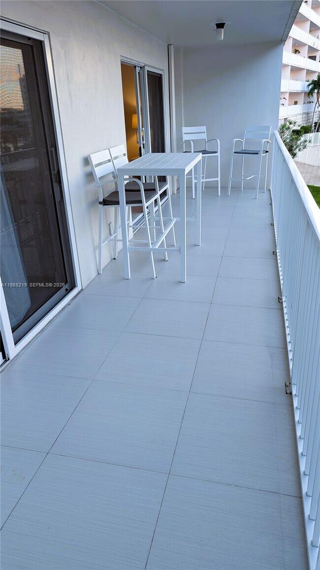 Building Photo - 400 Golden Isles Dr