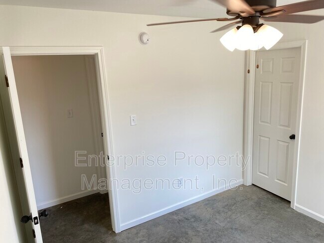 Building Photo - 2963 Lake Park Rd