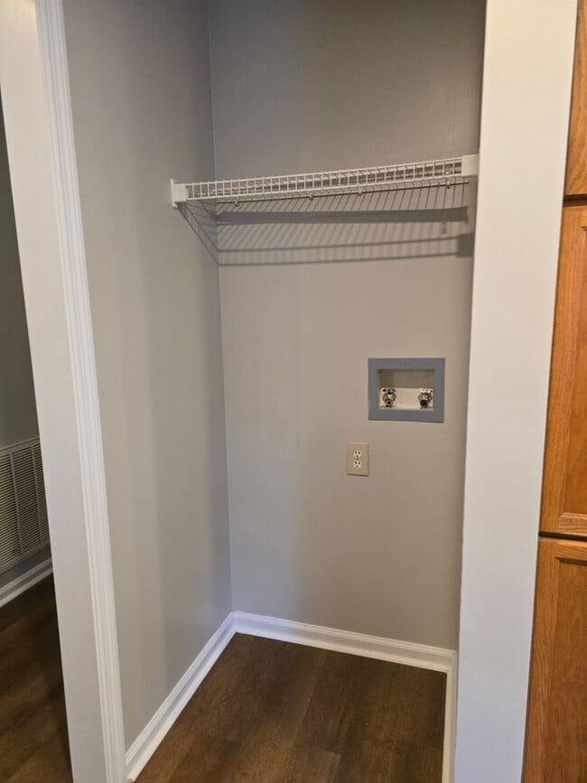 Building Photo - NEW LISTING!!!!!