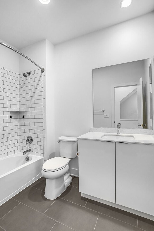 Building Photo - Spacious 4-level Home| 3 bedrooms + Garage parking!