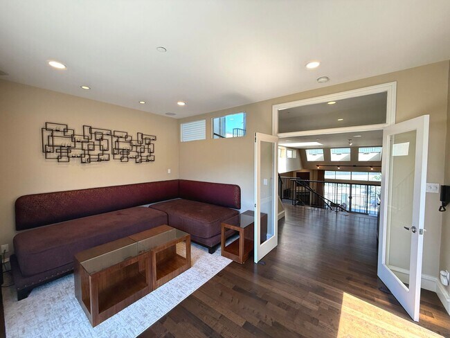 Building Photo - HUGE MODERN BRIGHT Potrero Hill Top Floor ...