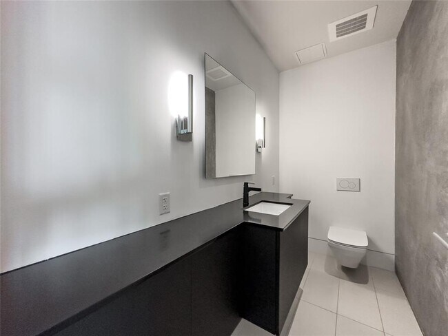 Building Photo - 2406 Tangley St