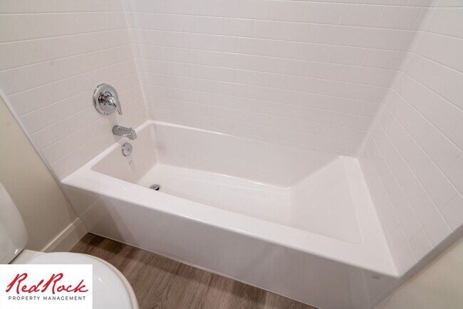 Building Photo - Stunning Spacious 3 Bedroom Unit