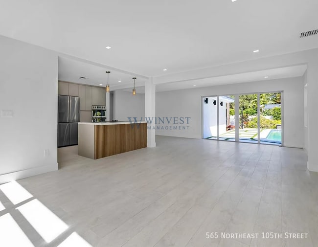 Building Photo - 565 NE 105th St