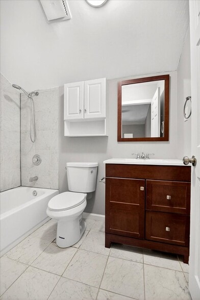 Private Full Bathroom on Third Level Ensuite - 2350 S 10th St