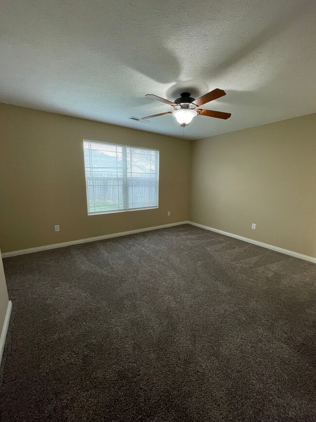 Building Photo - Single family home, with fenced in backyard!