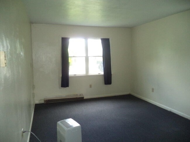 Building Photo - 4 Bedroom, 1.5 Bathroom House -- Available...