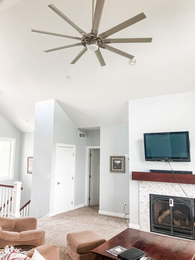 Building Photo - 220 Meadow Woods Dr