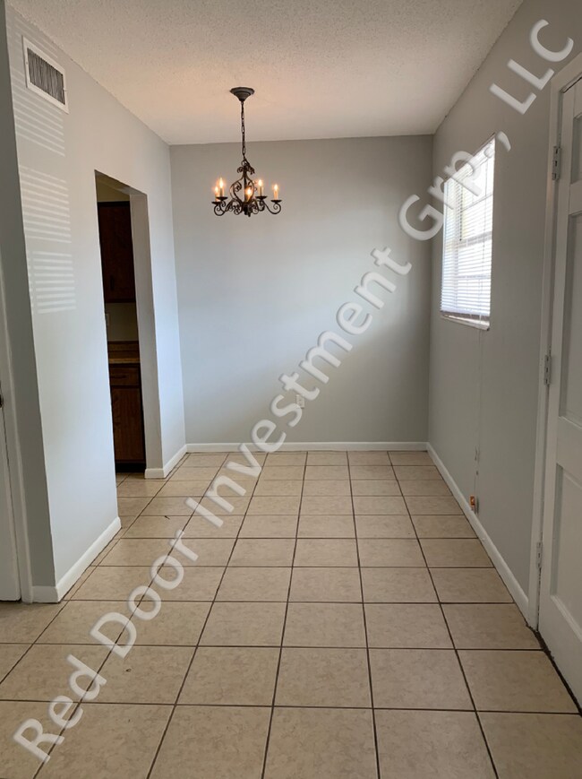 Building Photo - Spacious 1/1 1st Floor Condo - minutes fro...