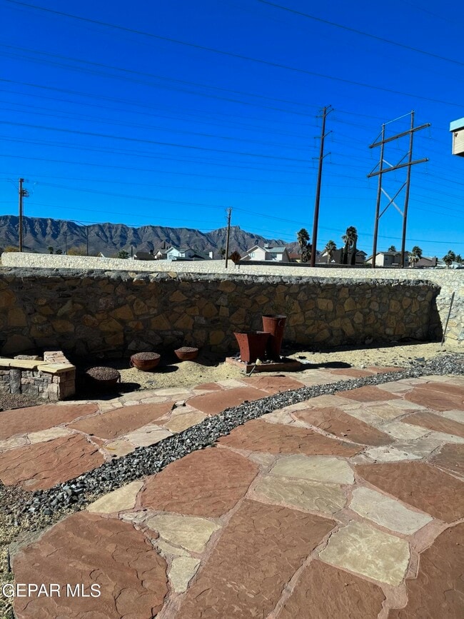 Building Photo - 10899 Northview Dr