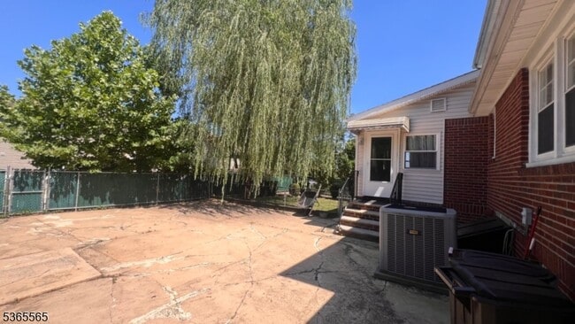 Building Photo - 116 Greenlawn Ave