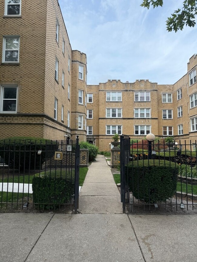 Primary Photo - 3 Bedroom 2 Bath Apartment in Rogers Park