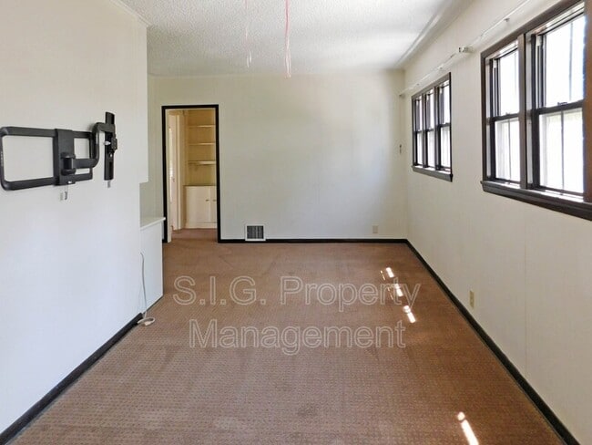 Building Photo - 1186 New York Dr