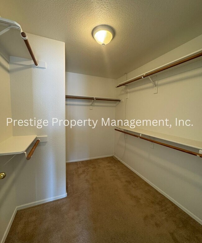 Building Photo - This charming 3+den/2 Bath East Home Is just What You Need!!