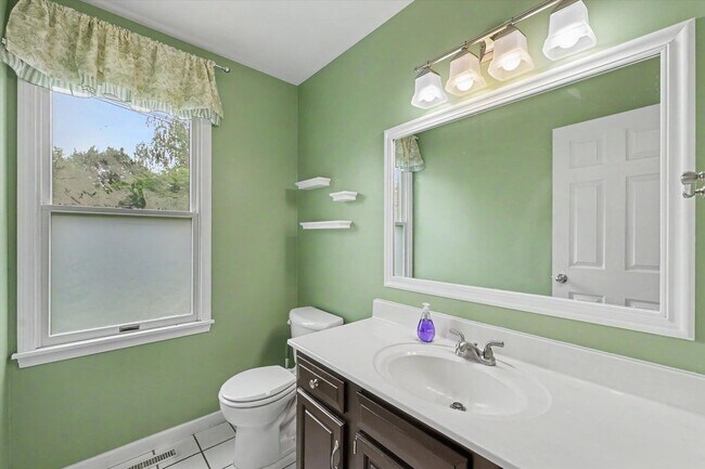 Building Photo - 6 Bedroom home with Fenced Yard - Available Now