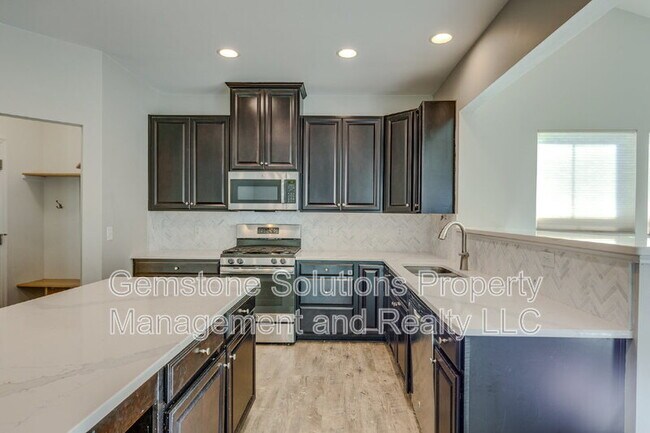 Building Photo - 2704 Orleans Dr