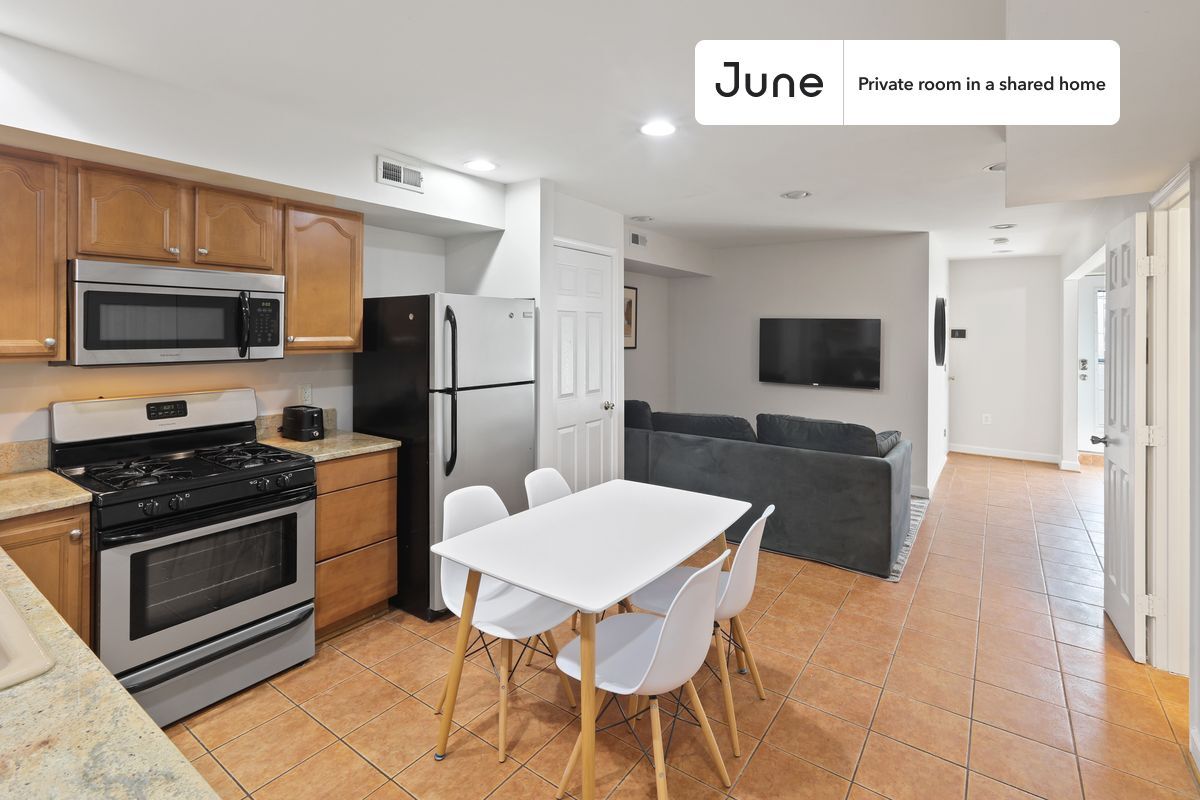 Building Photo - Room in Shared 3 bed/2.5 bath home