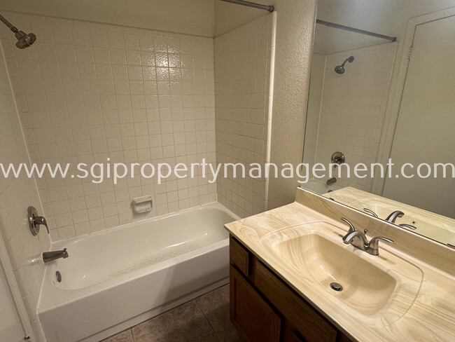 Building Photo - 1961 N Hartford St