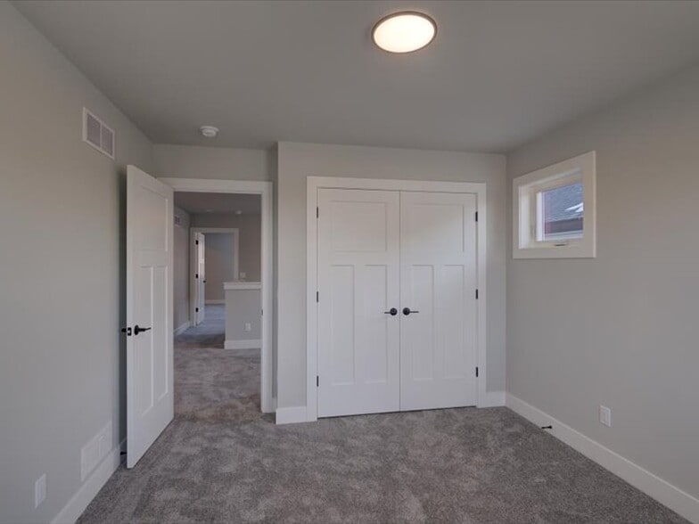 Building Photo - 4880 Romaine Rd