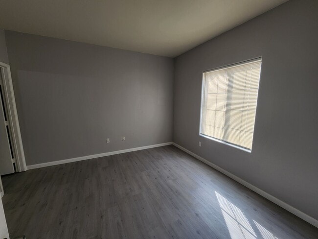 Building Photo - Beautifully Updated 2nd Floor-Condo 2BED/2...