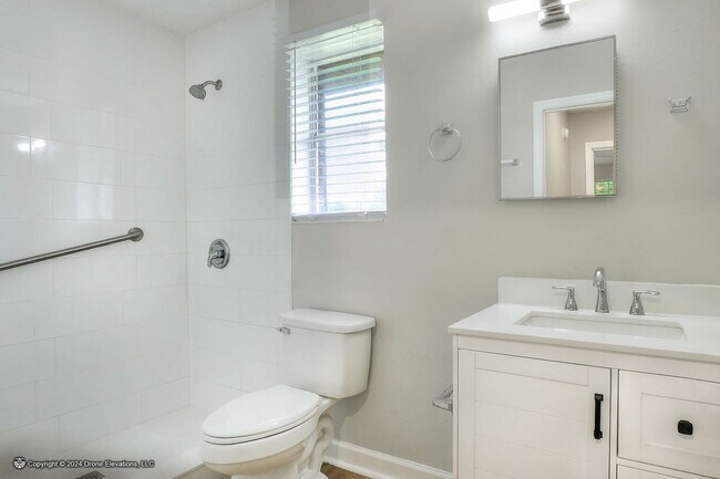 Building Photo - ***Cute 1 Bedroom Apartment In Eagle Lake! ***2ND MONTH RENT FREE!