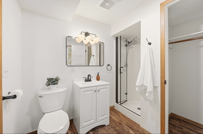 Building Photo - Nicely remodeled side by side duplex 3-Bed Home with Gleaming Hardwood Floors & New carpet in Hop...