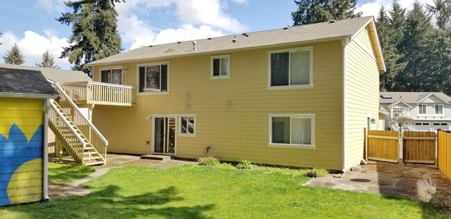 Building Photo - 4 bedroom plus den, living room and family room. North Thurston School Disctrict.