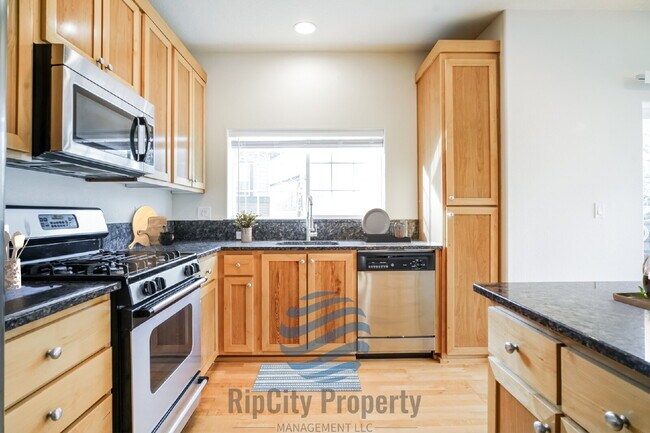 Building Photo - 1090 SW 170th Ave