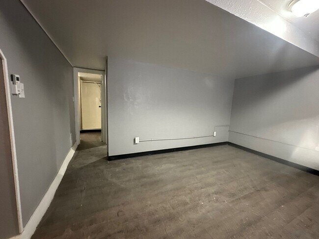 Building Photo - 332 N 10th St