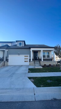 Building Photo - 5 Bedroom/3 Bathroom Townhome in Lehi