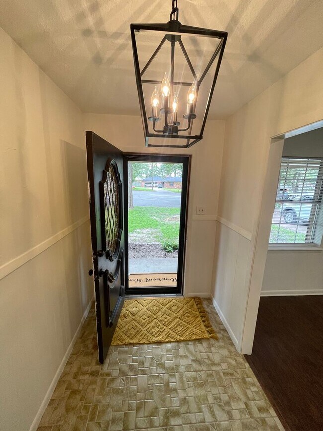 Building Photo - South Tyler! Beautifully Updated 3 Bedroom...