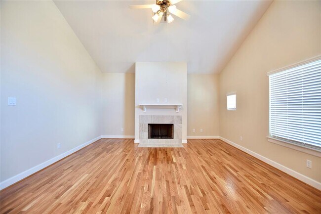 Building Photo - 11605 Main Pine Dr