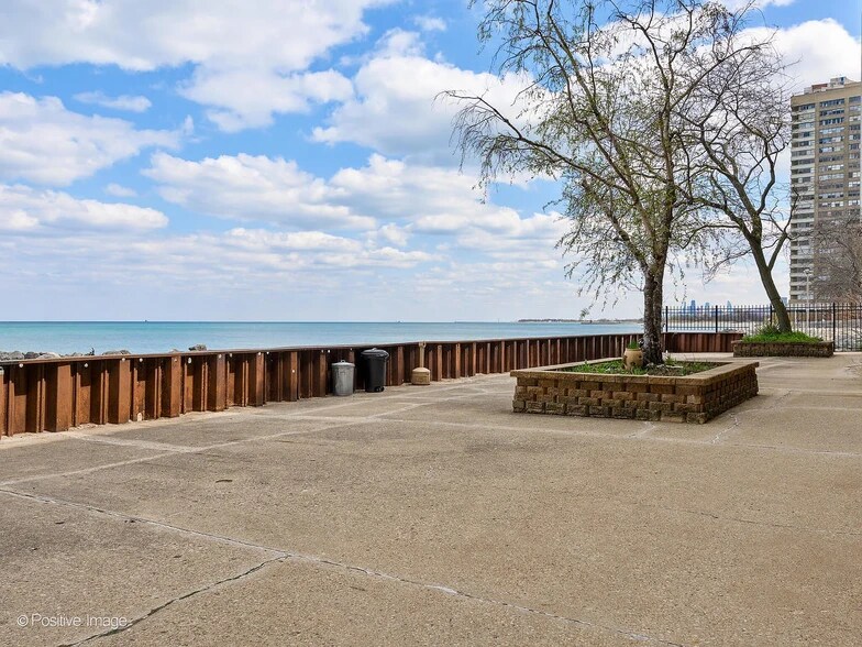 Private Patio - 6259 N Sheridan Rd