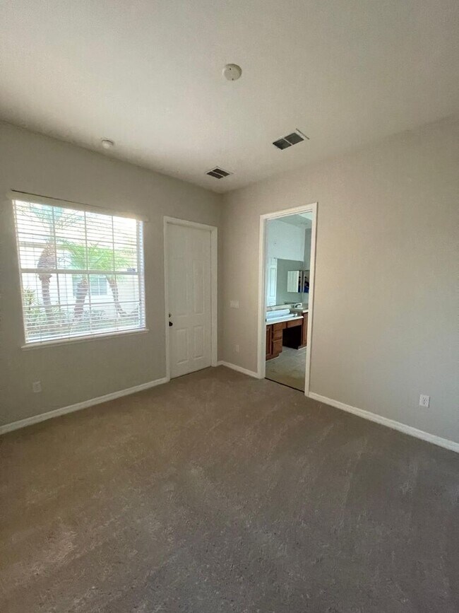 Building Photo - BRISTOL ESTATES 4 BEDRROM, 4 BATHROOMS, 3 CAR GARAGE HOUSE