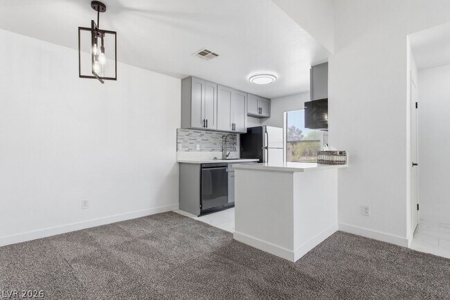 Building Photo - 5121 S Lindell Rd