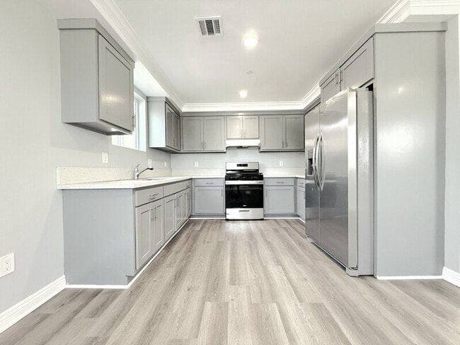 Building Photo - 320 E 55th St