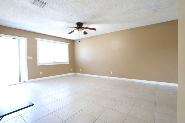 Building Photo - 2303 Seaside Dr