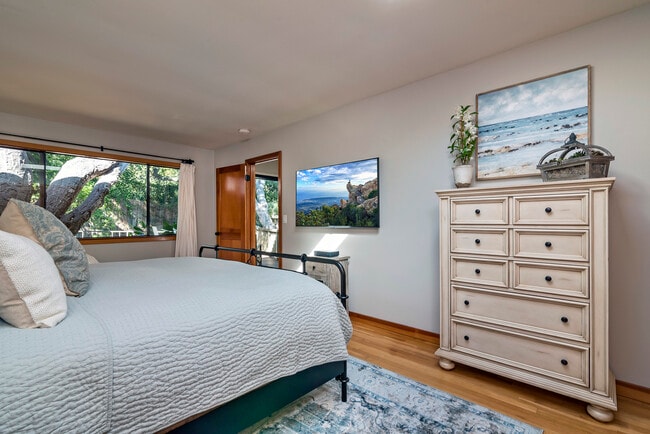 Building Photo - 548 San Ysidro Rd