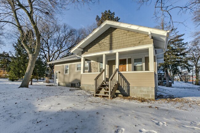 Building Photo - 4859 Calvert St