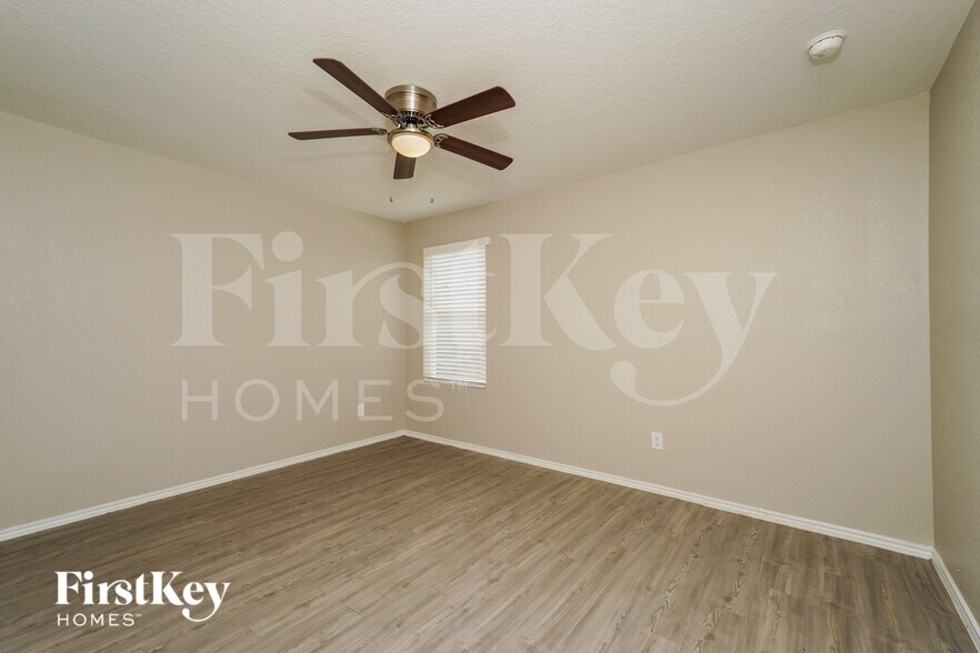 Building Photo - 2402 Double Oak Dr