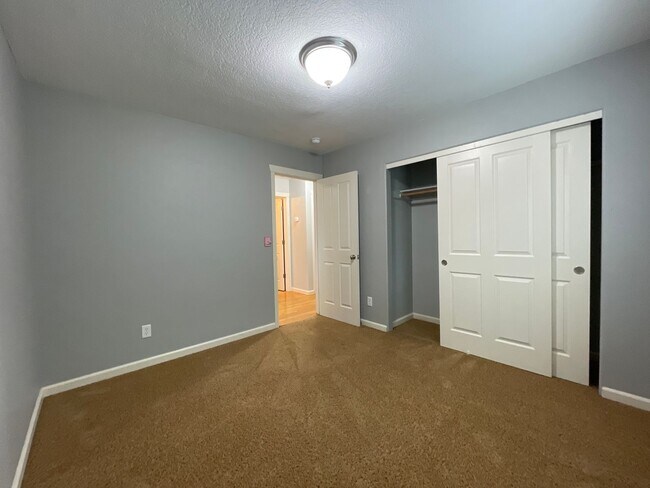 Building Photo - 3 Bedroom 2.5 Bathroom House with Bonus Room ~ Garage, A/C, includes Washer and Dryer ~ Close to ...