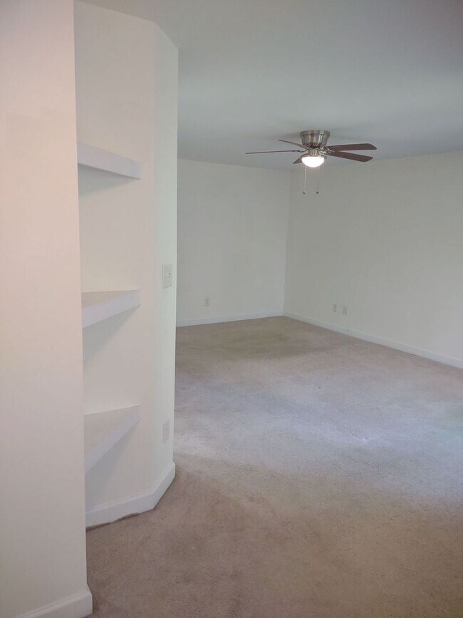 Building Photo - Lovely 2 Bedroom House | Great Location!