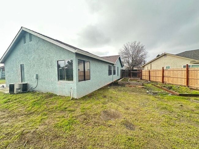 Building Photo - Four Bedroom
