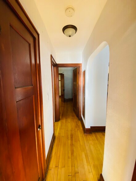Building Photo - 625 S 60th St