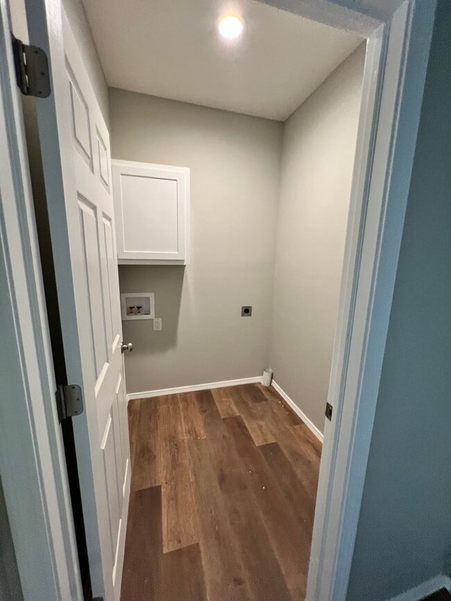 Building Photo - 3 bedroom 1 bath 2 car garage 1/2 Off First months rent!