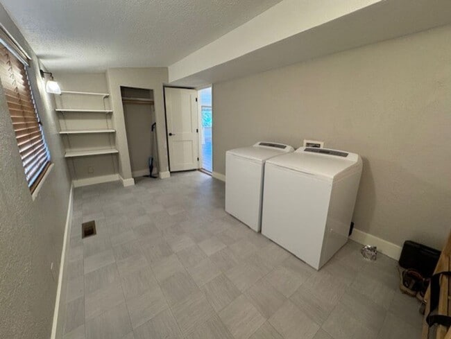 Building Photo - Downtown Craftsman, 3 Bedroom, Air Conditi...