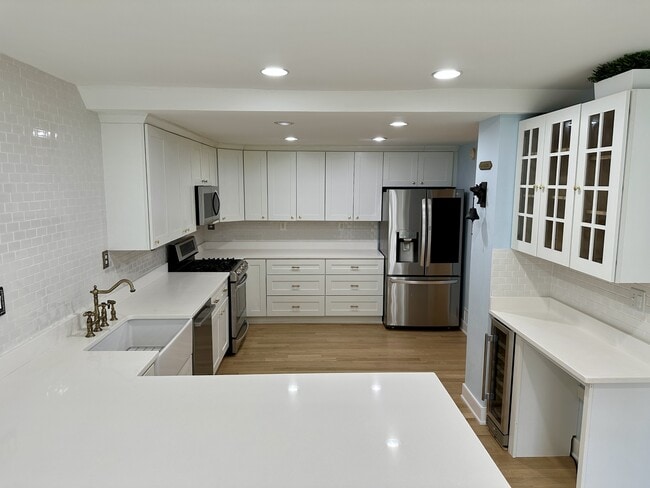 Building Photo - 2739 Woodley Pl