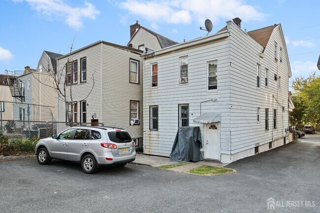 Building Photo - 922 Grove St